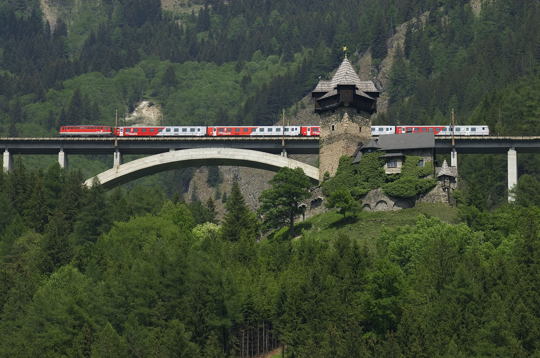 Die Tauernbahn mit Burg Falkenstein © HT-NPR_Klaus Dapra